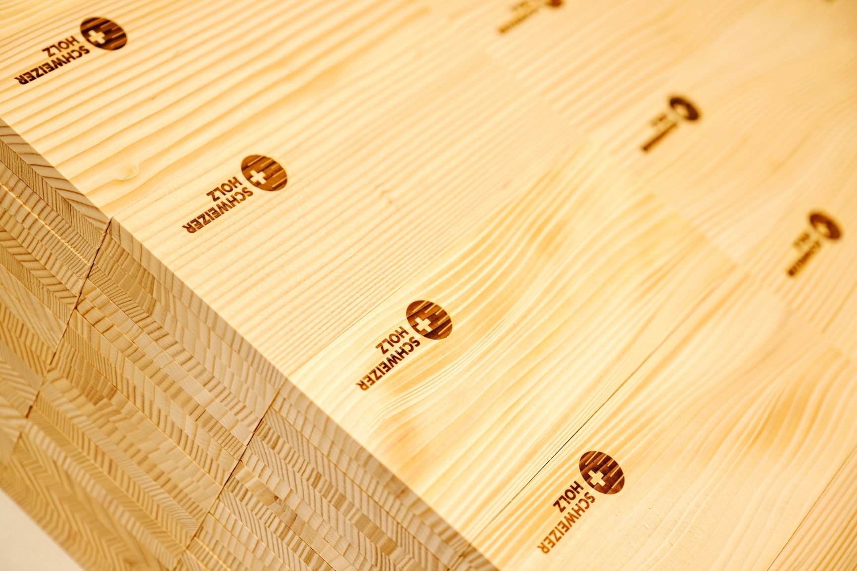 Branddruck Holzbrett mit Label Schweizer Holz