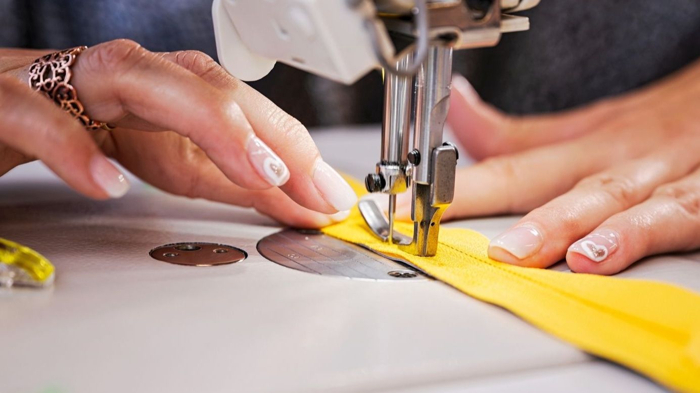 Mitarbeiter:in im Textil- und Nähbereich